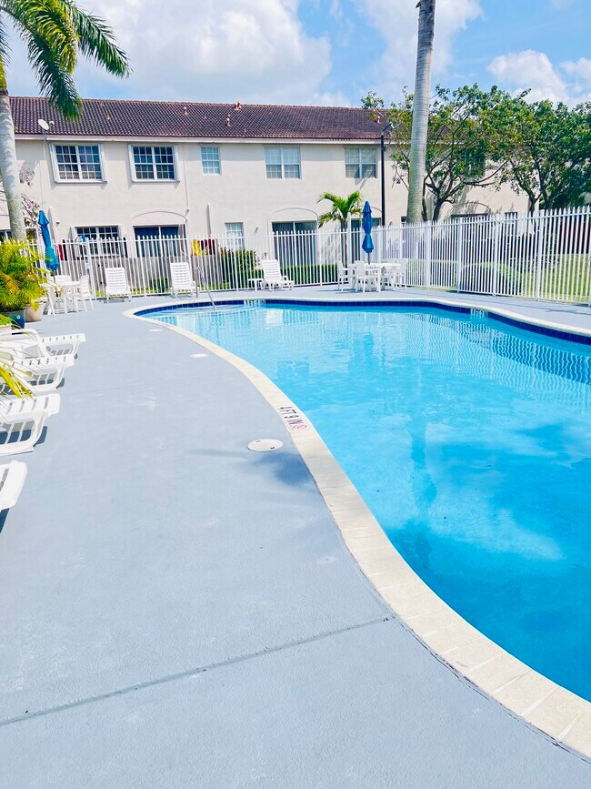 Building Photo - 445 NE 21st Ave