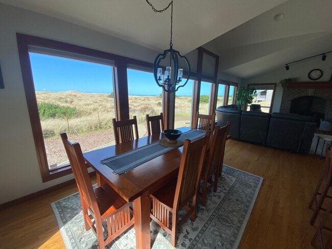 Building Photo - LONG BEACH VACATION HOME BY THE MONTH - VIEW & BEACH ACCESS