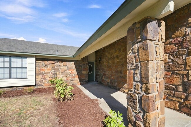 Building Photo - 7500 S Fern Ave
