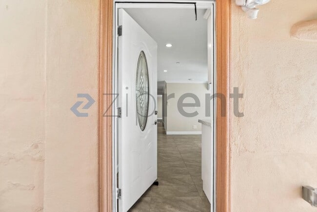 Building Photo - Unit A