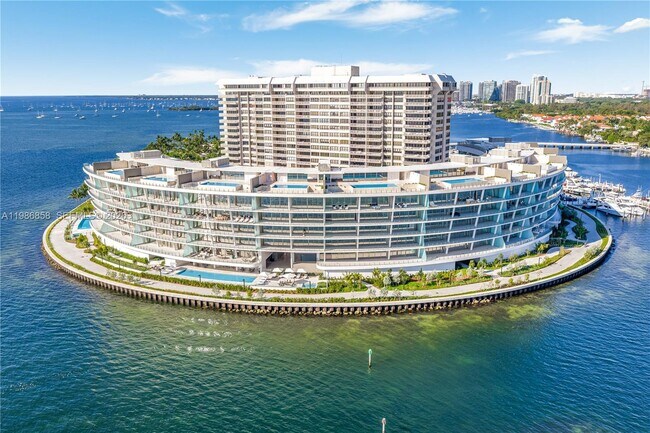 Foto del edificio - 5 Grove Isle Dr