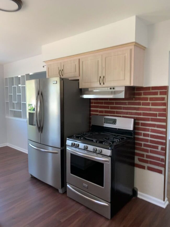 Building Photo - New Listing!   1110 Brooker St.