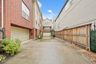 Building Photo - 1014 Rochow St