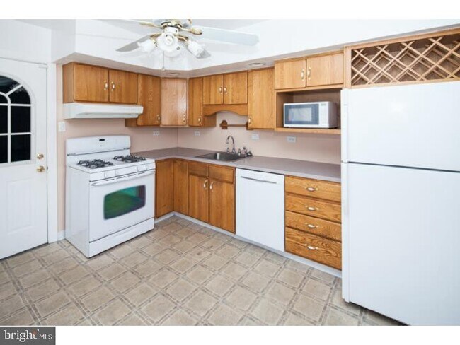 Foto del edificio - 225 Brennen Dr