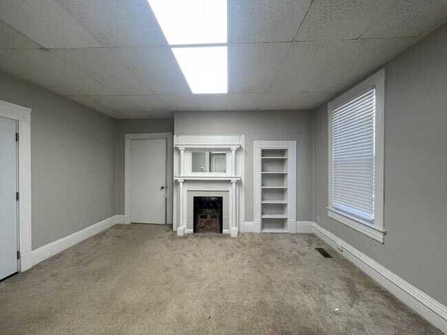 Building Photo - Newly Renovated Downtown Apartment