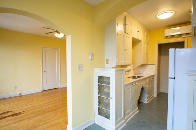 Building Photo - RARE Availability: Stunning Studio on Miss...