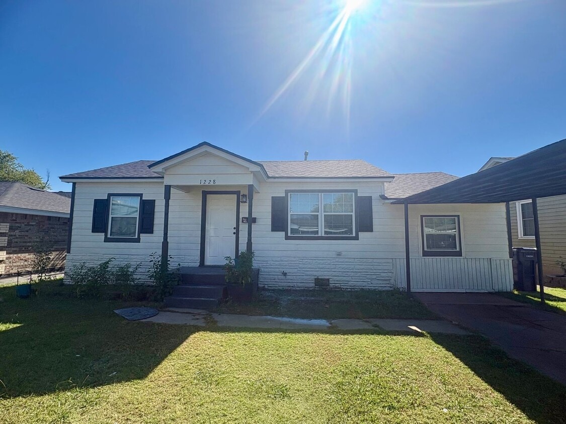 Foto principal - Three bedroom home in S.W. OKC