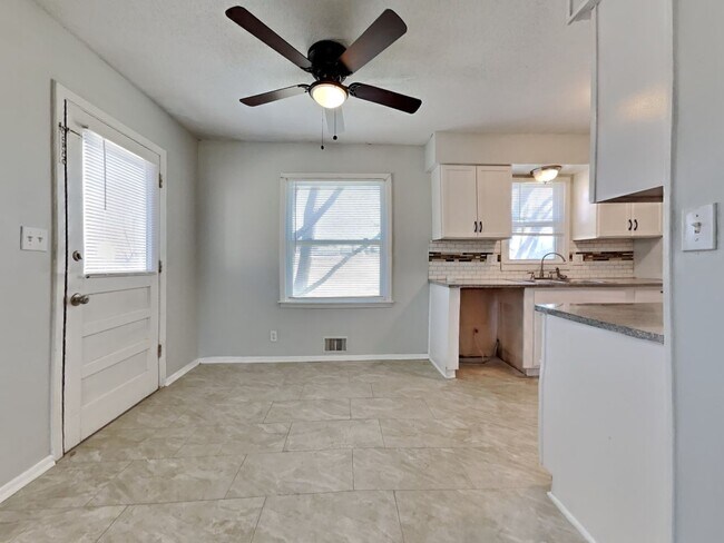 Foto del edificio - Charming 4-Bed Home in Kansas City with Garage Parking