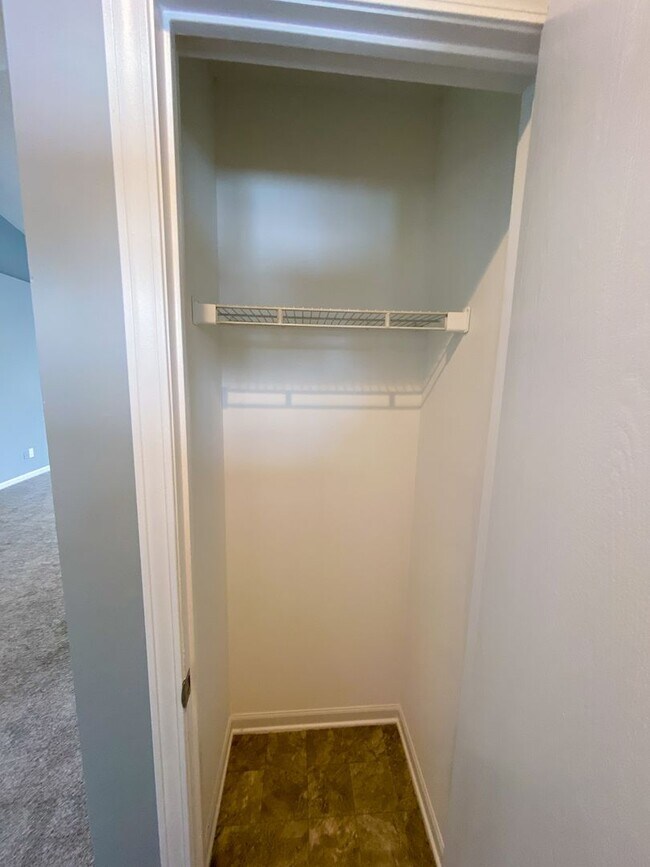 Building Photo - Wonderful 3 Bedroom 2 Bathroom Red Brick F...