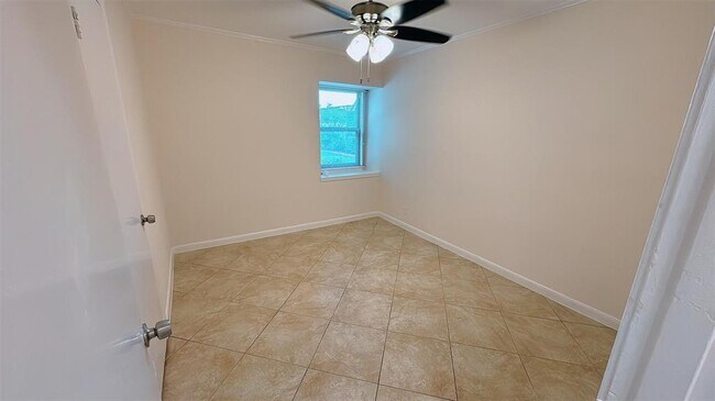 Building Photo - 9415 Val Verde St