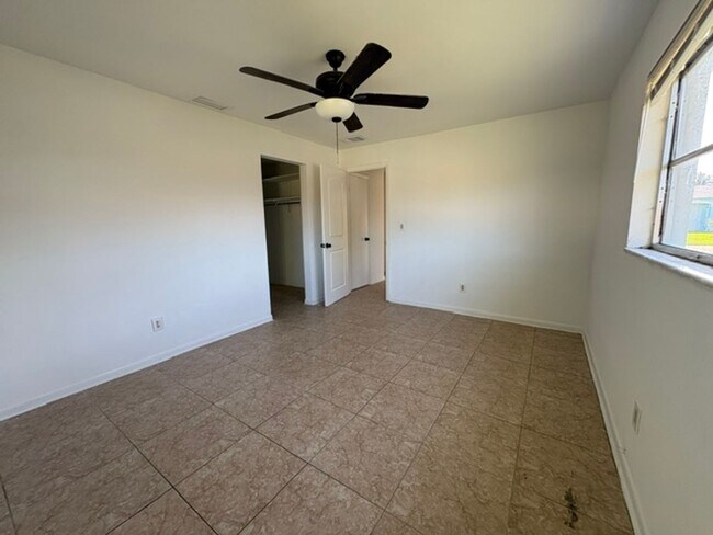 Foto del edificio - *HOLIDAY SPECIAL NO RENT FOR DECEMBER*** Charming 2-Bedroom Ranch in Cape Coral’s Bimini Basin Ne...
