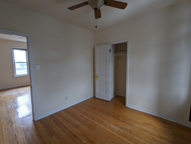 Foto del edificio - 3048 W Wellington Ave