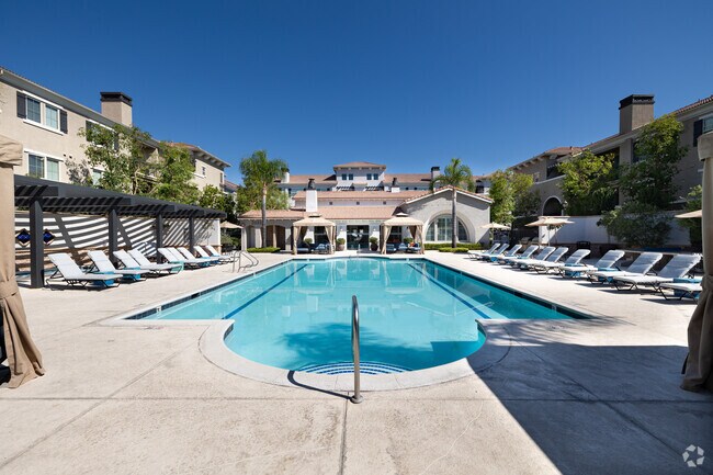 Piscina resplandeciente - Sonoma at Porter Ranch