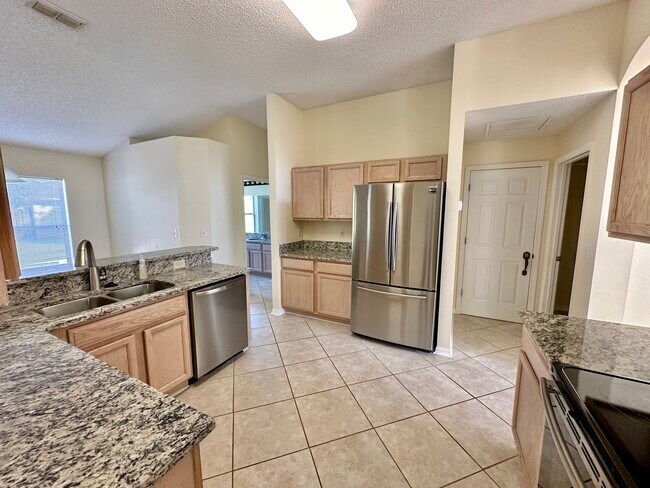 Building Photo - 32 Forest Grove Dr