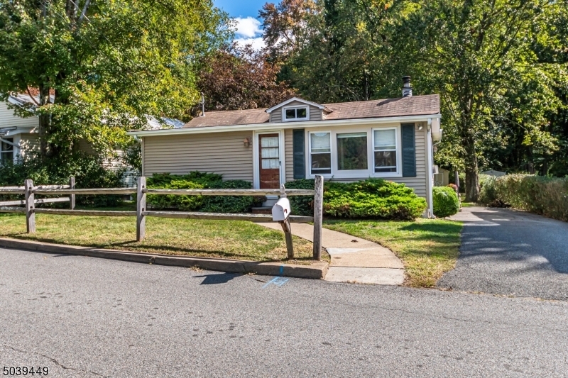 Primary Photo - 18 Cedar Lake Rd E