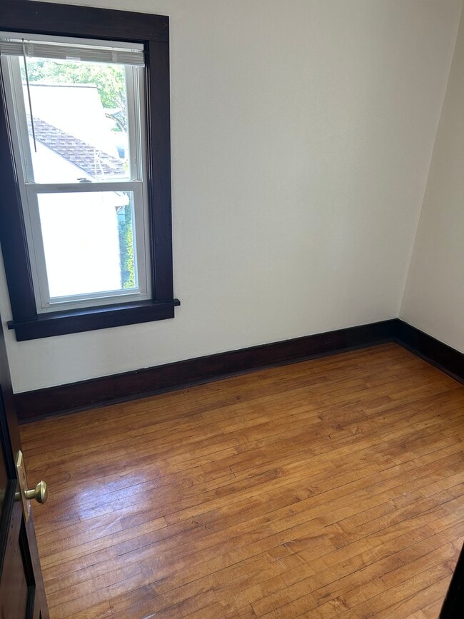 walk in closet - 516 14th Ave