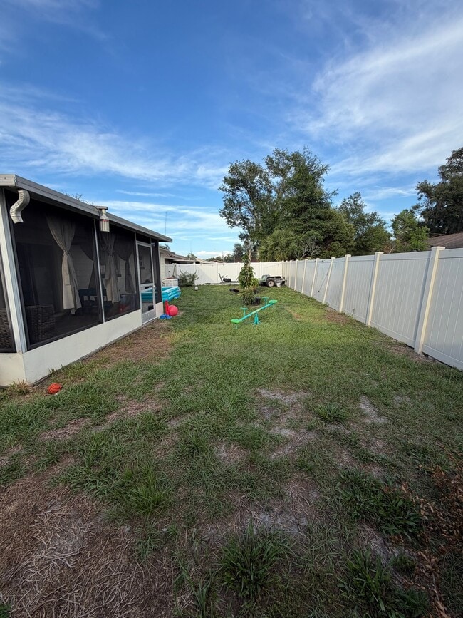 Foto del edificio - 819 Pebblewood Dr