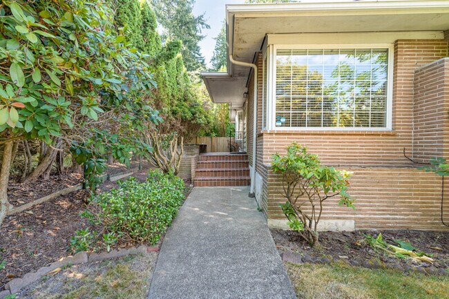 Building Photo - 10615 NE 47th Pl