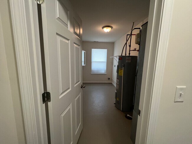 Building Photo - 3 bed 2 bath House