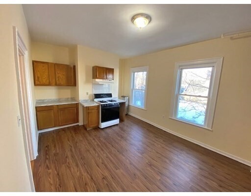 Building Photo - 493 Warren St