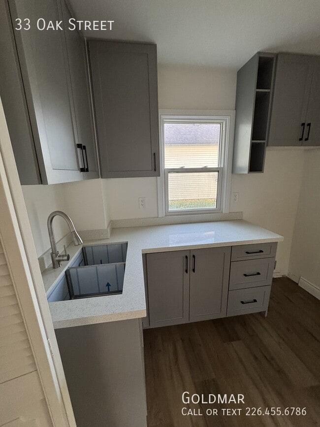 Building Photo - beautifully renovated home in charming Wallaceburg