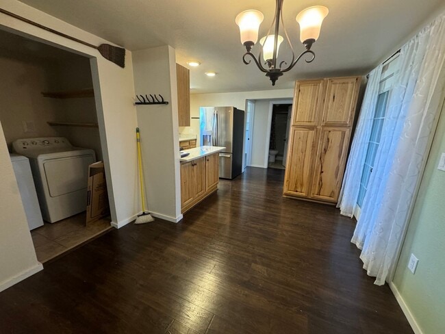 Building Photo - Roseburg 2 bedroom, 1 bath house with garage