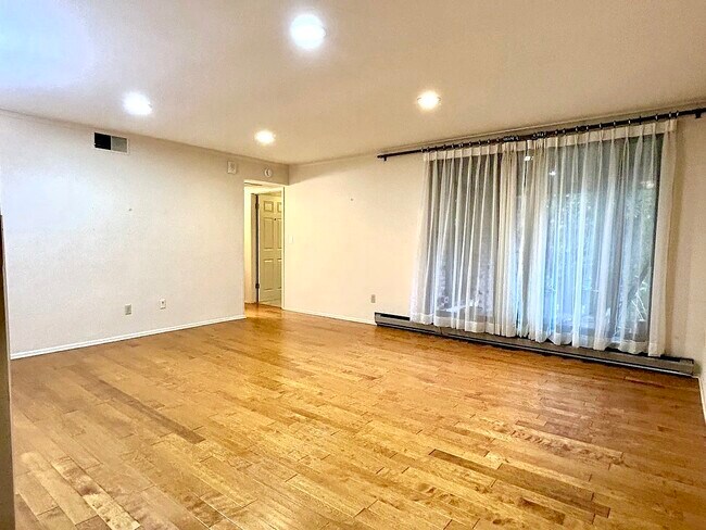 Foto del edificio - 1818 E Shorewood Blvd