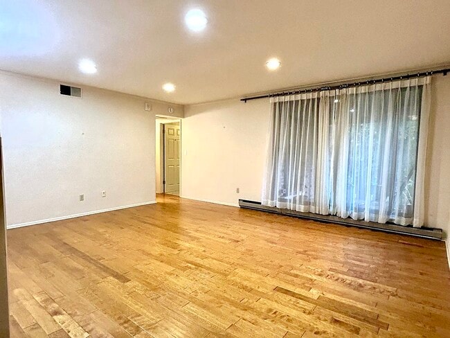 Building Photo - 1818 E Shorewood Blvd