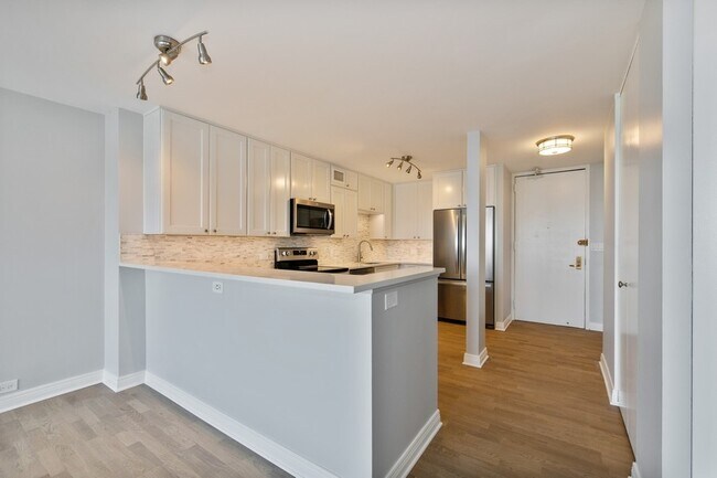 Building Photo - 2020 N Lincoln Park W