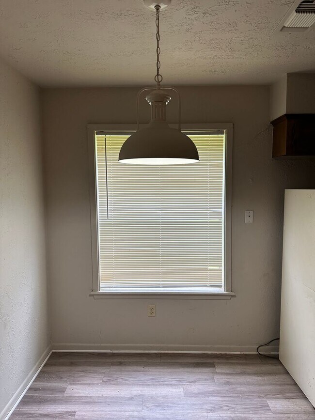 Building Photo - Bryan - 1 bedroom / 1 bath - duplex - fenced in area behind unit. Near 29th street.