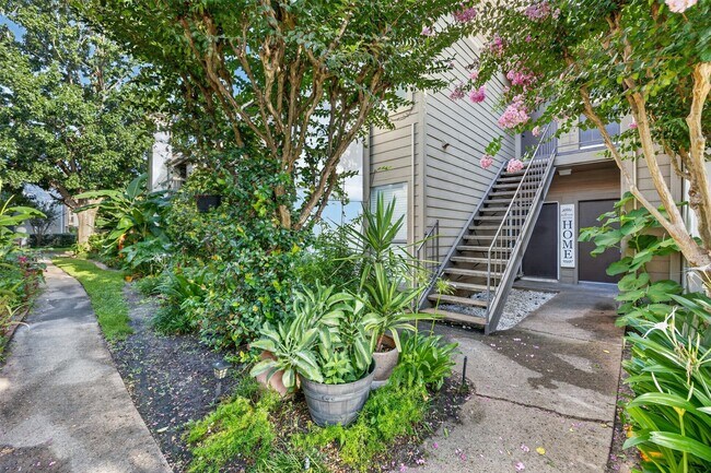 Building Photo - 10053 Westpark Dr