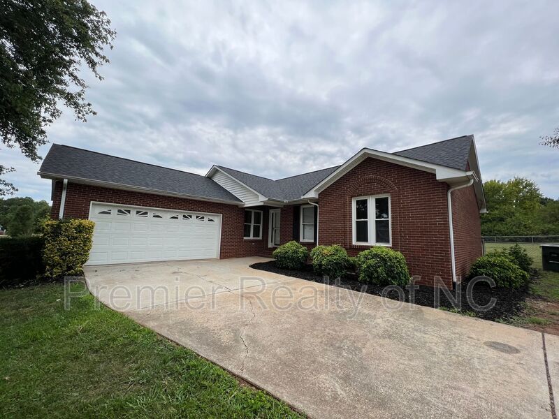 416 E Lake Dr, Mocksville, NC 27028 House Rental in Mocksville, NC