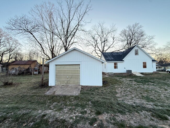 Building Photo - 4 Bed 2 Bath Aurora, MO