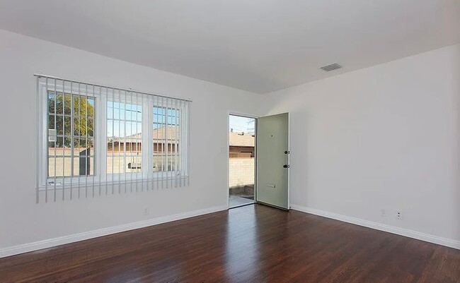 Building Photo - 2001 Linda Rosa Ct