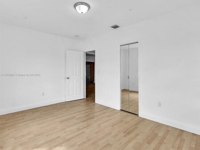 Building Photo - 1365 NE 130th St