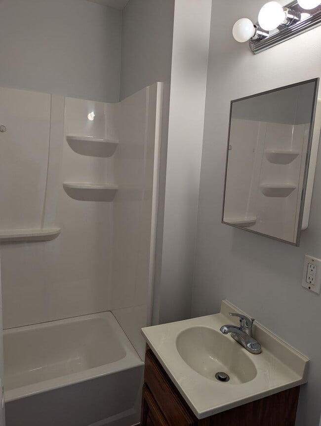 Building Photo - Three Bedroom Home with Lots of Living Space