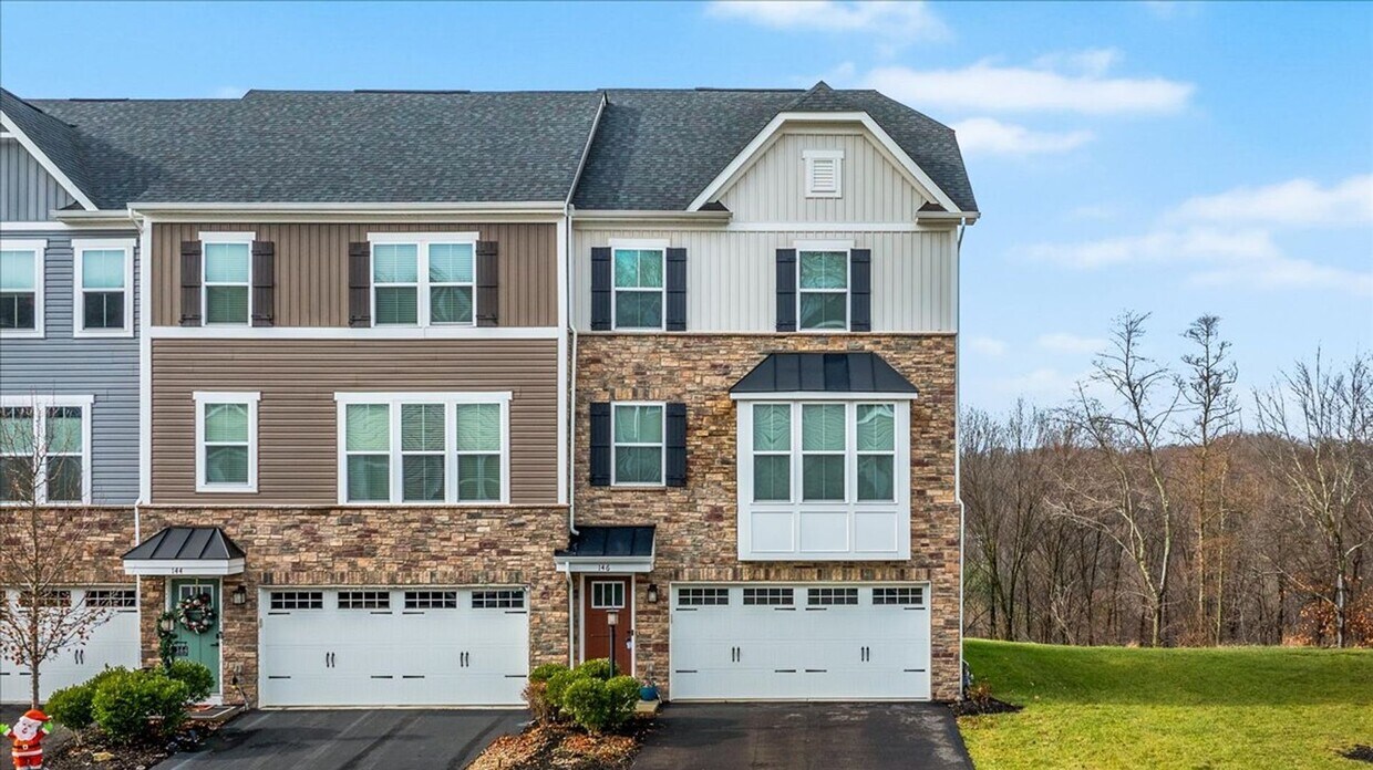 Primary Photo - END UNIT EXTRA LARGE TOWNHOME FOR LEASE