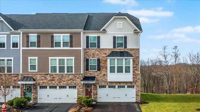END UNIT EXTRA LARGE TOWNHOME FOR LEASE - END UNIT EXTRA LARGE TOWNHOME FOR LEASE