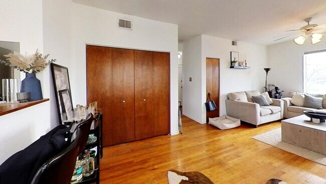 Foto del edificio - 1317 W Addison St