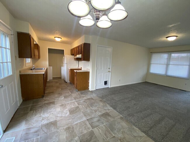 Building Photo - 3 Bedroom House Near the Clear Creek Trail