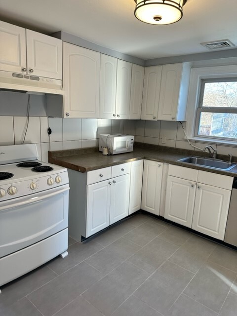 Newer kitchen with electric stove, dishwasher, refrigerator and microwave - 72 Glenside Ave