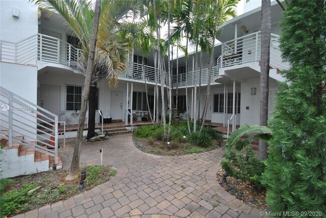 Building Photo - 2425 Flamingo Pl