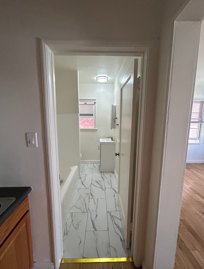 Building Photo - Charming studio in prime Los Angeles locat...