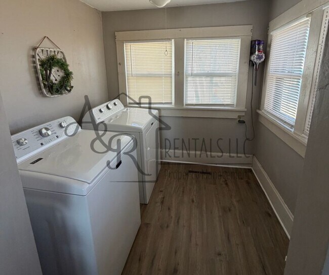 Foto del edificio - 311 S Elm St