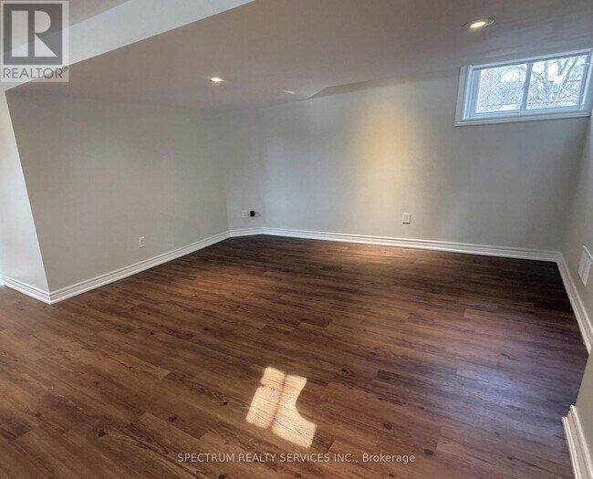 Photo du bâtiment - 1002 Weston Rd