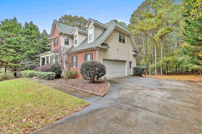 Foto del edificio - Luxury Millpond Manor Home in Starr’s Mill District!