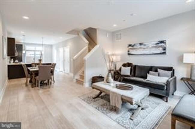 Northern Liberties Townhome with 2 Car Parking - Northern Liberties Townhome with 2 Car Parking