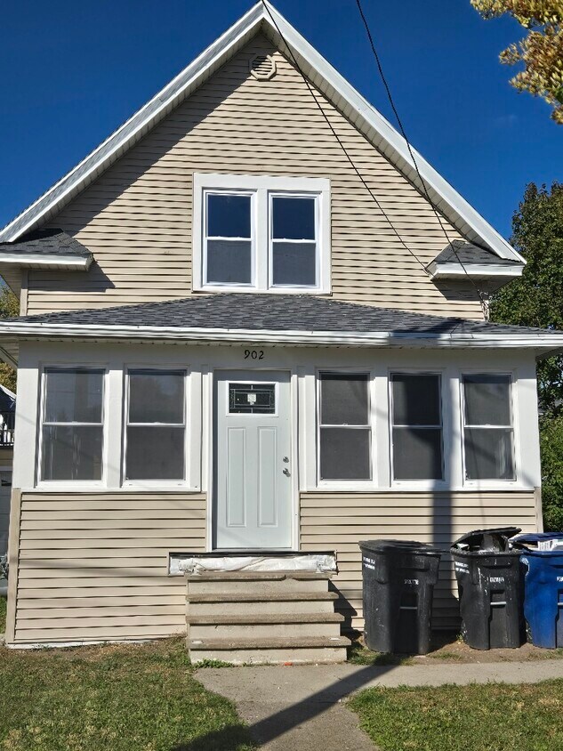 Primary Photo - 902 School Ave