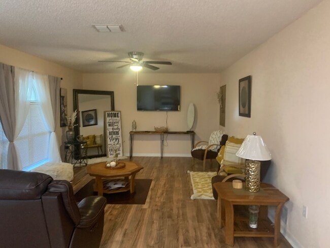 Building Photo - Huge 4 bedroom 2.5 bath home with a fenced...