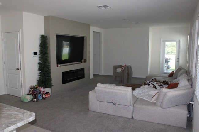 Building Photo - 1385 Daisy Feild Dr